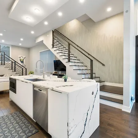 Magnificent New W/8 Beds & Free Parking * Chicago