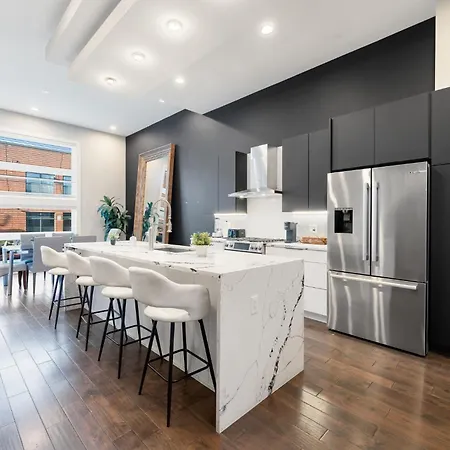 Magnificent New W/8 Beds & Free Parking