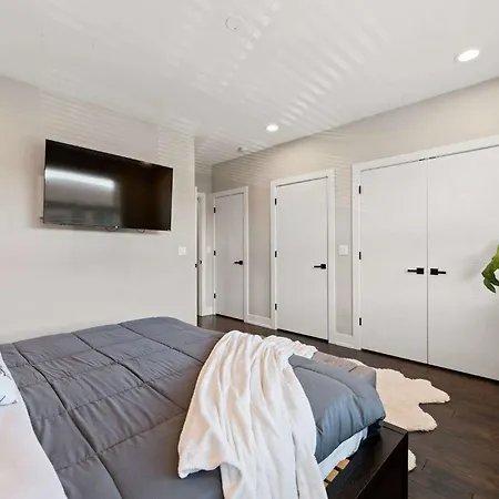 Holiday home Magnificent New W/8 Beds & Free Parking *