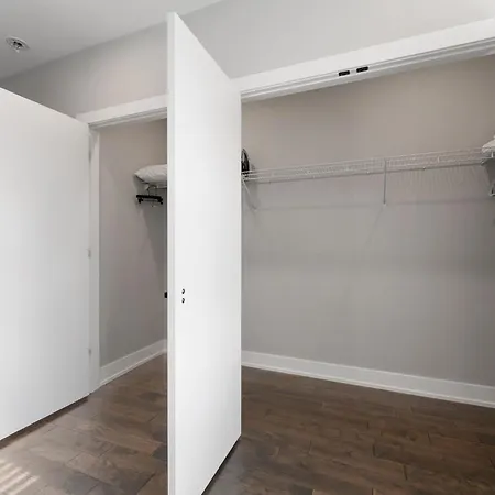 Magnificent New W/8 Beds & Free Parking Holiday home Chicago