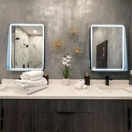 Magnificent New W/8 Beds & Free Parking * Chicago