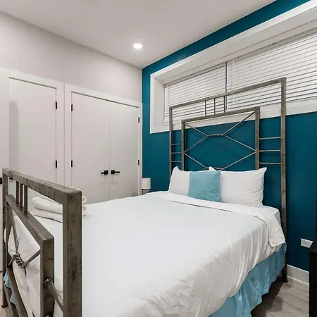 Magnificent New W/8 Beds & Free Parking Holiday home Chicago