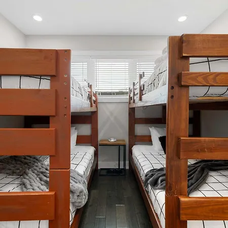 Magnificent New W/8 Beds & Free Parking *