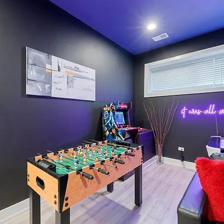 Magnificent New W/8 Beds & Free Parking Chicago