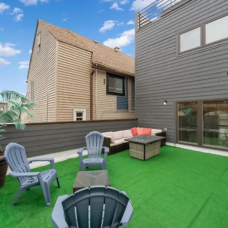 Magnificent New W/8 Beds & Free Parking Chicago