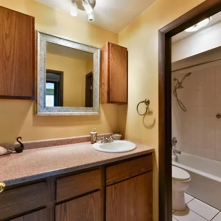 Mins From O'hare • Safe Location • Private Parking Apartment Chicago