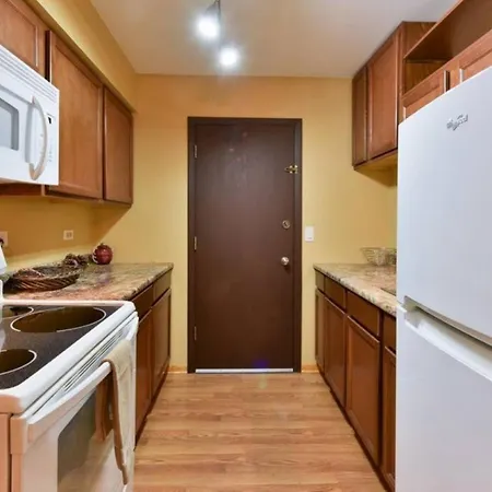 Mins From O'hare • Safe Location • Private Parking Apartment Chicago