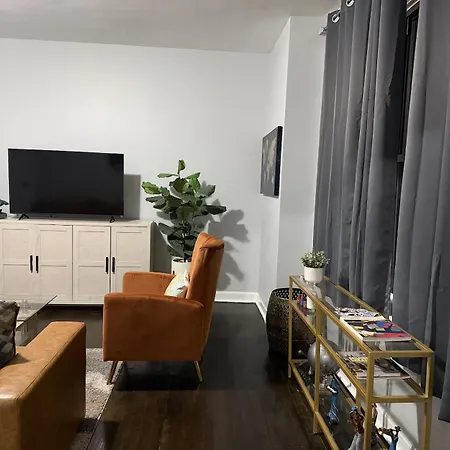 2 Bedroom Near U Campus & The Lakefront! Apartment