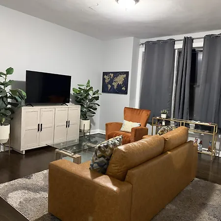 Apartment 2 Bedroom Near U Campus & The Lakefront! *