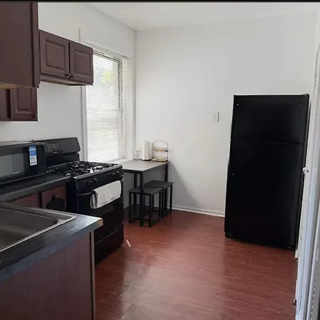 Apartment 2 Bedroom Near U Campus & The Lakefront!