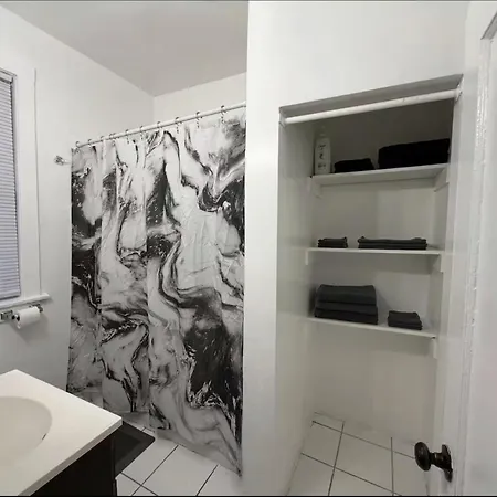 2 Bedroom Near U Campus & The Lakefront! * Chicago