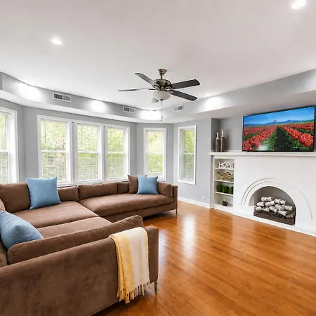 Beautiful Big 3 Bedroom Quiet Near Downtown Apartment