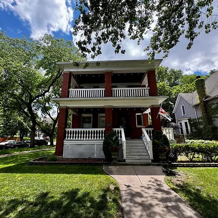 Elegant And Chic 2bed 2bath Steps From The Lake! Apartment
