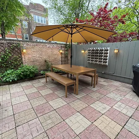 3-story Townhome Free Parking Private Patio Washer-dryer Holiday home Chicago