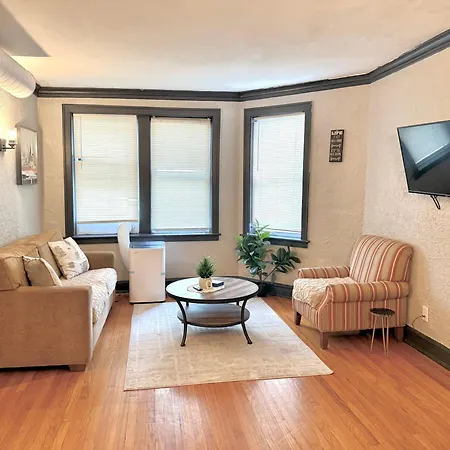 Quiet 1br, Eat-in Kitchen, Close To Midway Apartment
