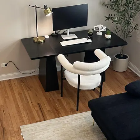 Private Workspace • Sleeps4 • Modern Stylish Apartment Chicago