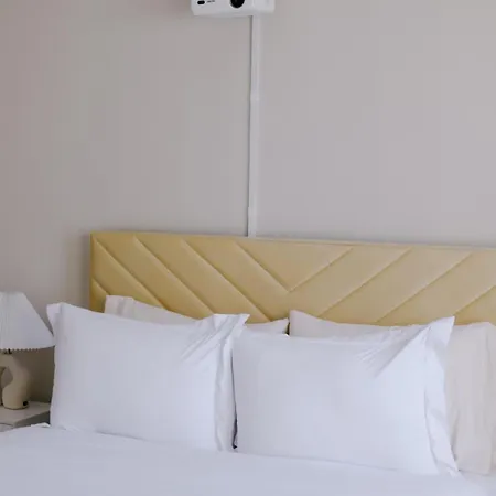 Sleeps 7 • Huge Projector • Designated Workspace Chicago