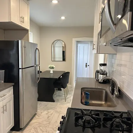 Private Workspace • Sleeps4 • Modern Stylish Chicago