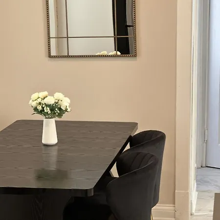 Private Workspace • Sleeps4 • Modern Stylish Chicago