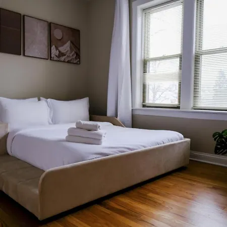 Sleeps 4 • New Modern 1br • Private Workspace Chicago