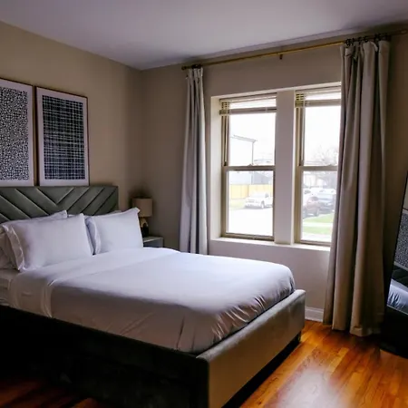 2br Fitness Pad • Private Gym • Sleeps 7 Apartment