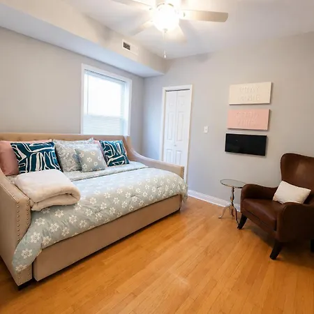 Beautiful Big 3 Bedroom Quiet Near Downtown * Chicago