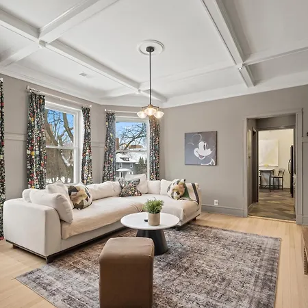 Elegant And Chic 2bed 2bath Steps From The Lake! Apartment