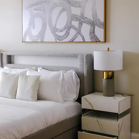 Apartment Sleeps 7 • Huge Projector • Designated Workspace