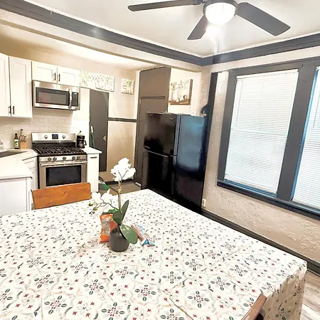 Apartment Quiet 1br, Eat-in Kitchen, Close To Midway