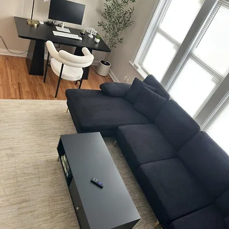 Private Workspace • Sleeps4 • Modern Stylish Apartment Chicago