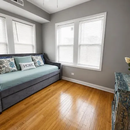 Beautiful Big 3 Bedroom Quiet Near Downtown Apartment