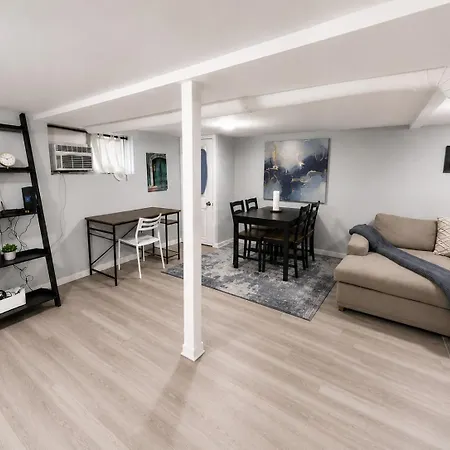 Cozy Logan Square Easy Access Apartment