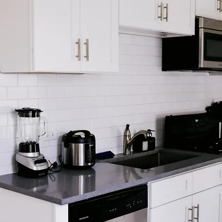 Sleeps 4 • New Modern 1br • Private Workspace