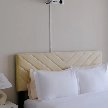 Apartment Sleeps 7 • Huge Projector • Designated Workspace Chicago