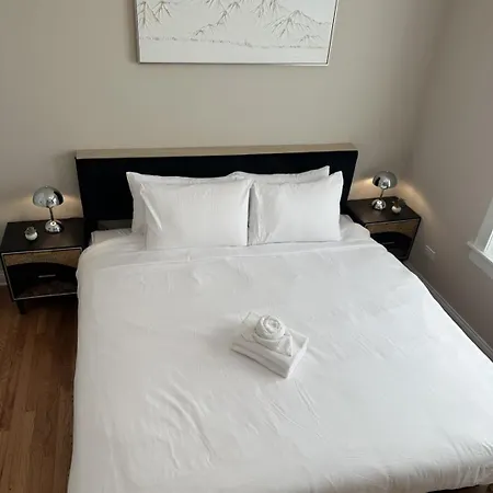 Private Workspace • Sleeps4 • Modern Stylish Chicago