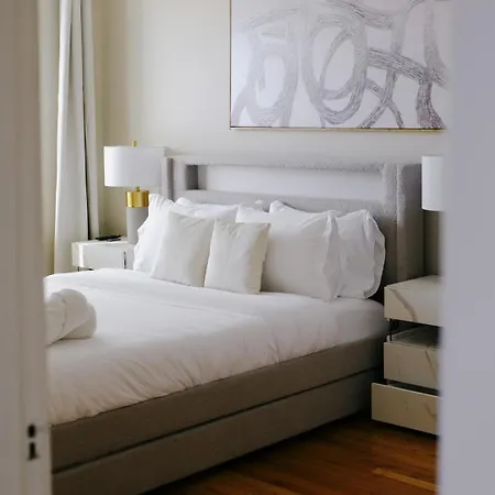 Sleeps 7 • Huge Projector • Designated Workspace Apartment *