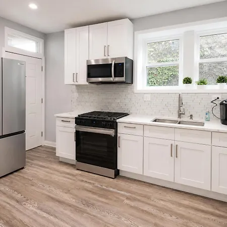 Beautiful Big 3 Bedroom Quiet Near Downtown *