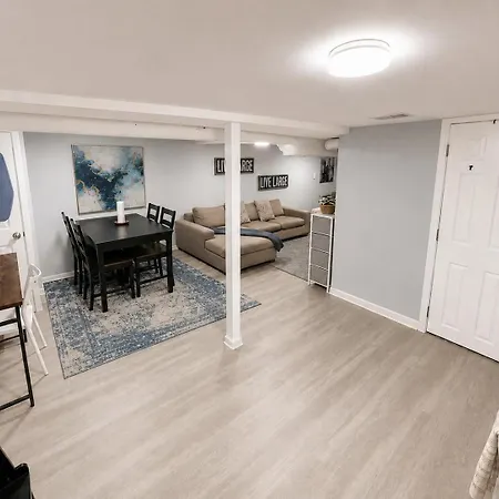 Cozy Logan Square Easy Access Apartment *