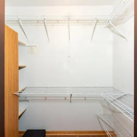 Apartment Mins From O'hare • Safe Location • Private Parking