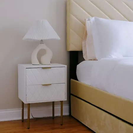 Sleeps 7 • Huge Projector • Designated Workspace Apartment Chicago
