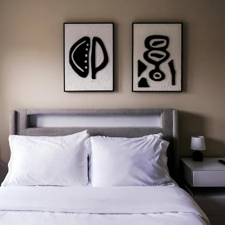 2br Fitness Pad • Private Gym • Sleeps 7 Apartment Chicago