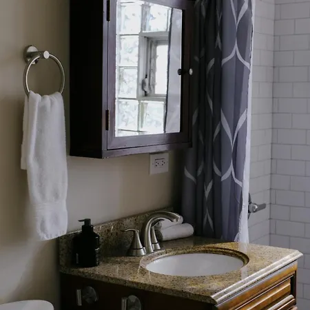 Sleeps 7 • Huge Projector • Designated Workspace Apartment *