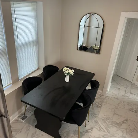 Apartment Private Workspace • Sleeps4 • Modern Stylish Chicago