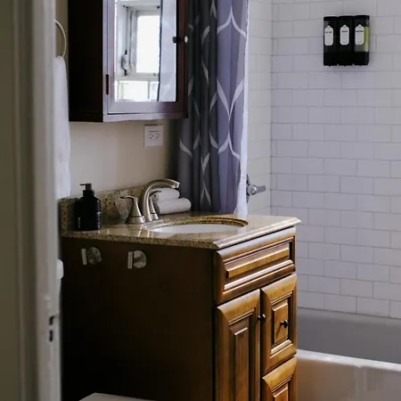 Sleeps 7 • Huge Projector • Designated Workspace * Chicago