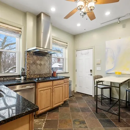 Elegant And Chic 2bed 2bath Steps From The Lake! Apartment Chicago