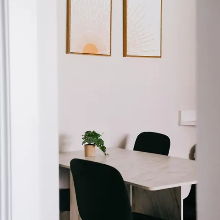Apartment Modern • Safe Near O'hare