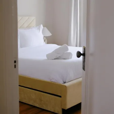 Sleeps 7 • Huge Projector • Designated Workspace Apartment *