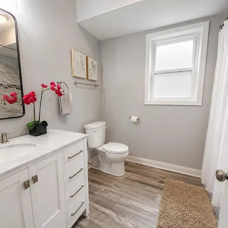 Beautiful Big 3 Bedroom Quiet Near Downtown Chicago