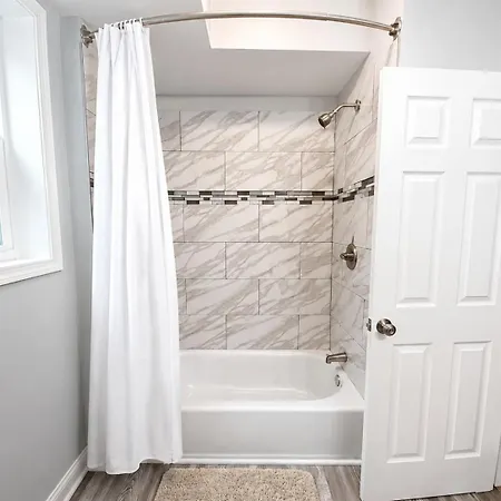 Beautiful Big 3 Bedroom Quiet Near Downtown *
