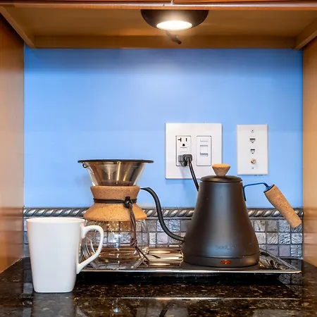Elegant And Chic 2bed 2bath Steps From The Lake!